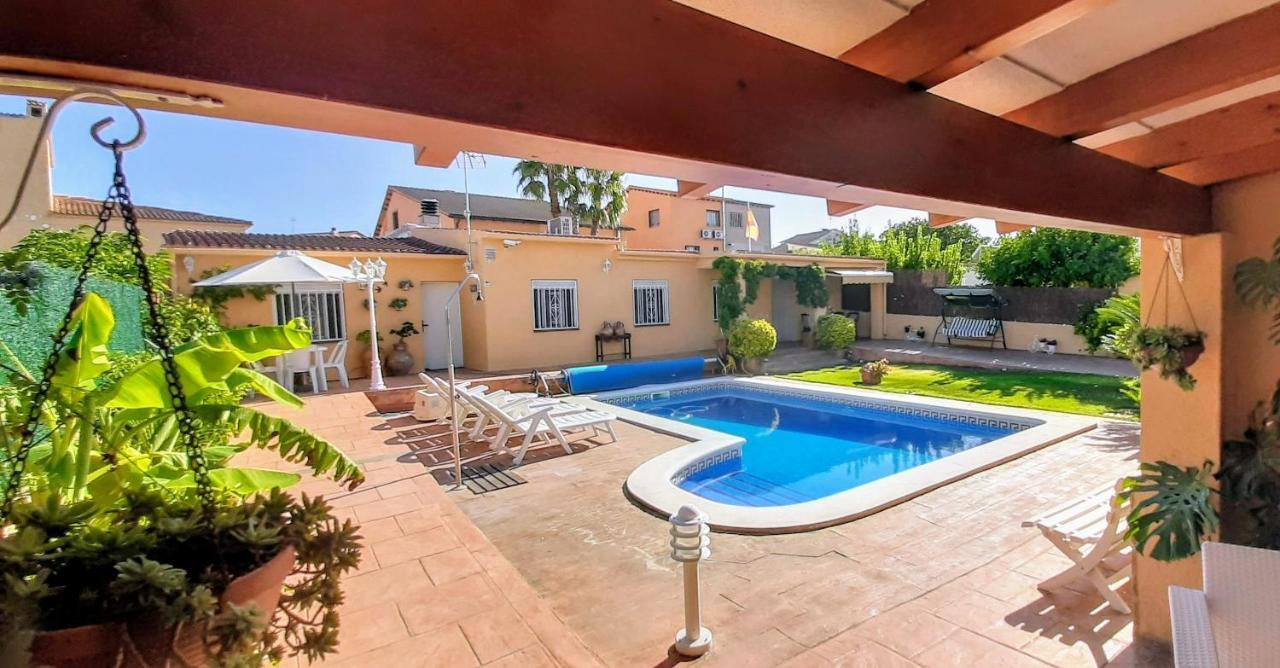 Chalet Vacacional Con Piscina Privada Y Barbacoa Tarragona Bagian luar foto